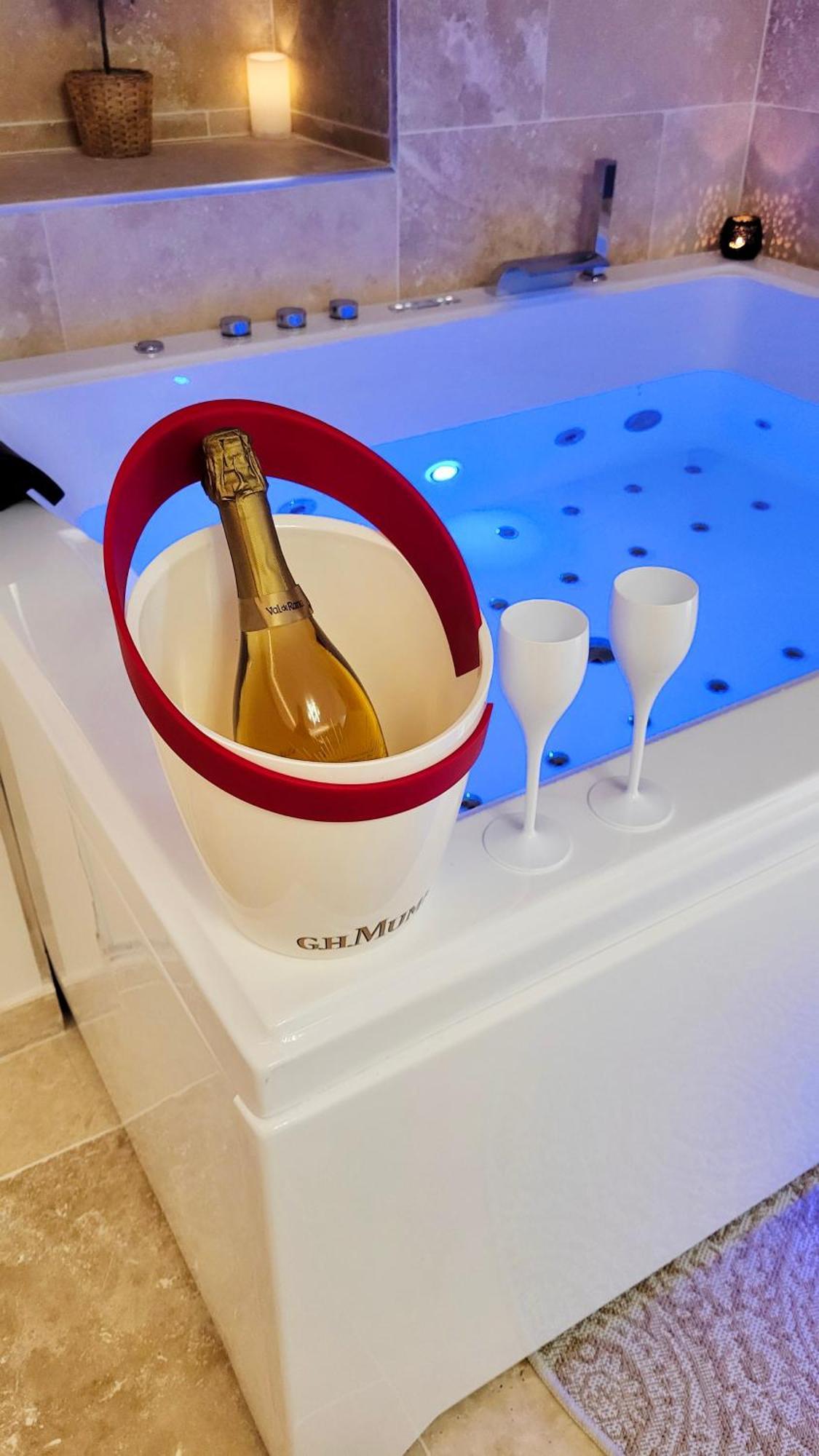 - La Suite Delos - Jacuzzi 2 Places - Centre Ville A Pied - Lit Queen Size - Parking Privee - Wifi - City Center Within Walking Distance - Quimper Bagian luar foto