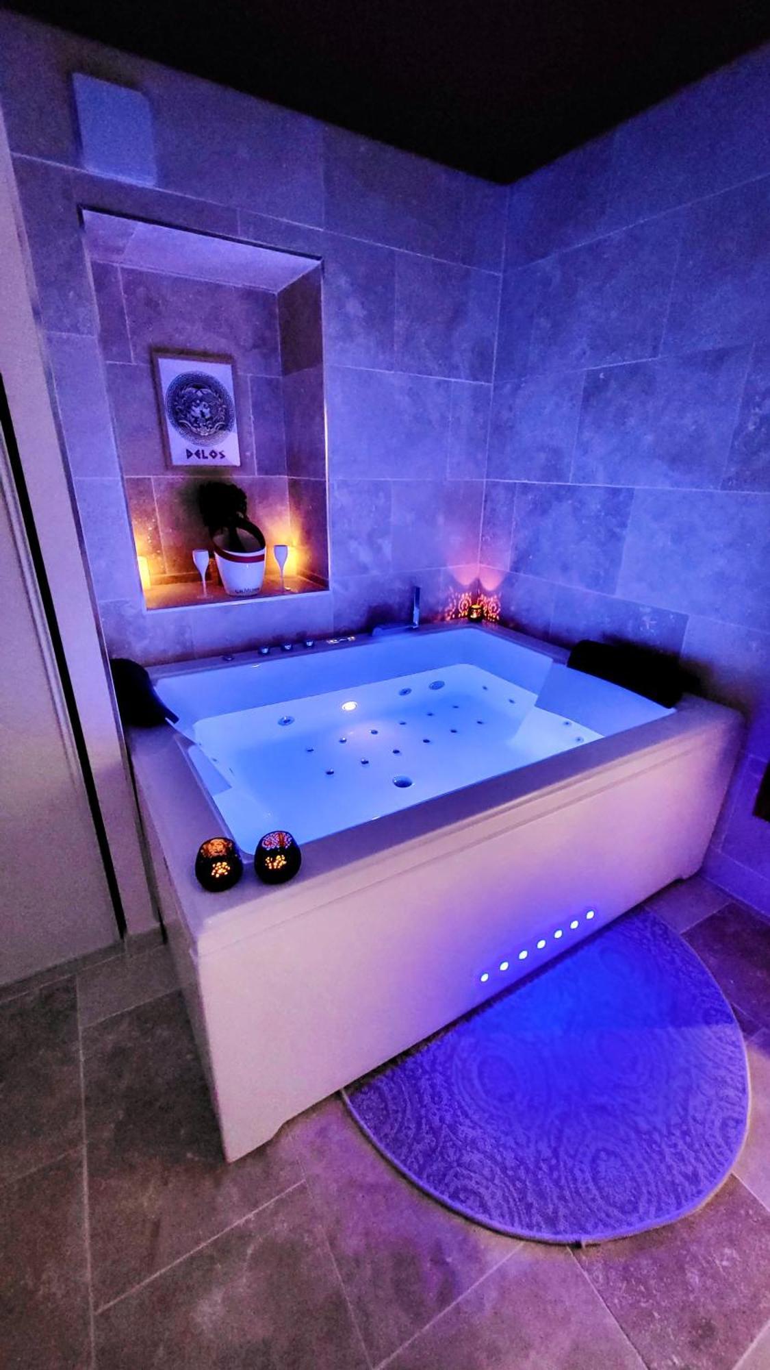 - La Suite Delos - Jacuzzi 2 Places - Centre Ville A Pied - Lit Queen Size - Parking Privee - Wifi - City Center Within Walking Distance - Quimper Bagian luar foto