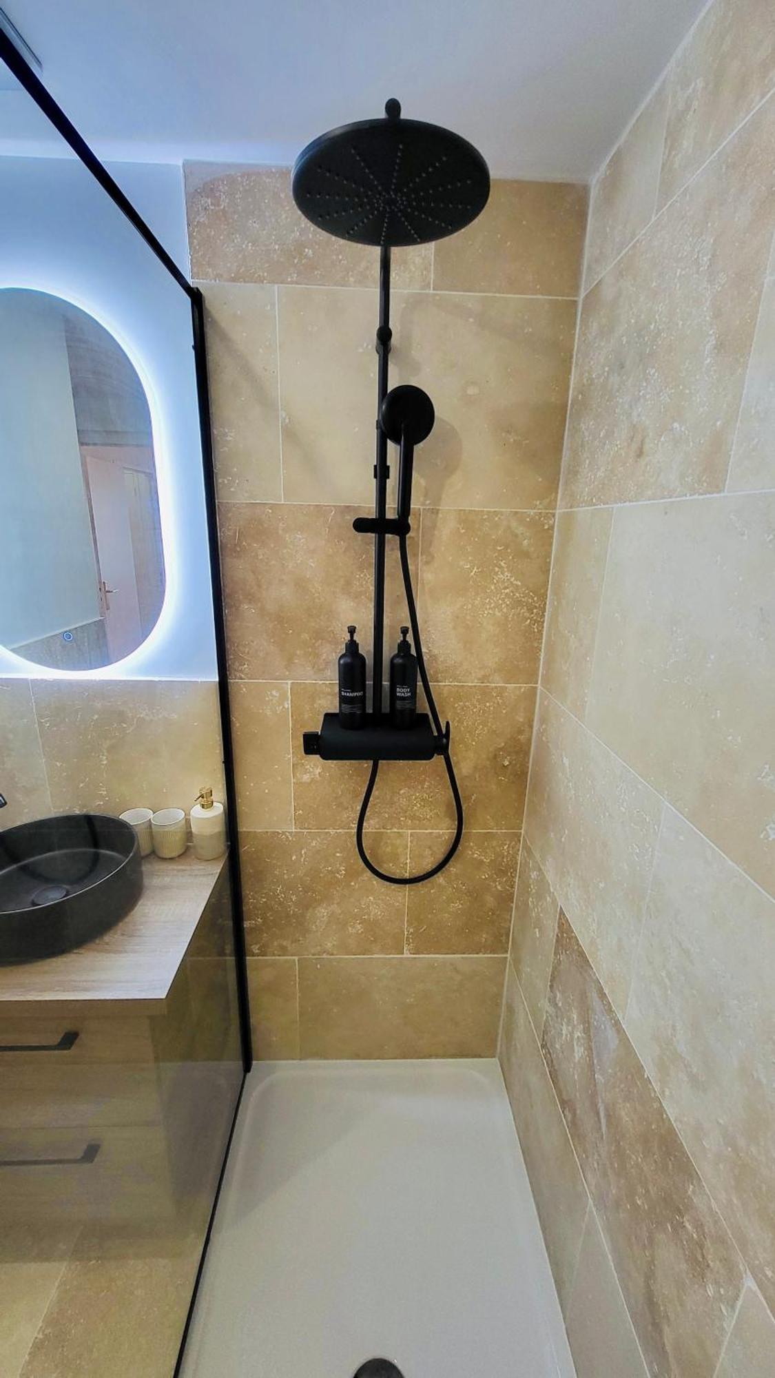 - La Suite Delos - Jacuzzi 2 Places - Centre Ville A Pied - Lit Queen Size - Parking Privee - Wifi - City Center Within Walking Distance - Quimper Bagian luar foto