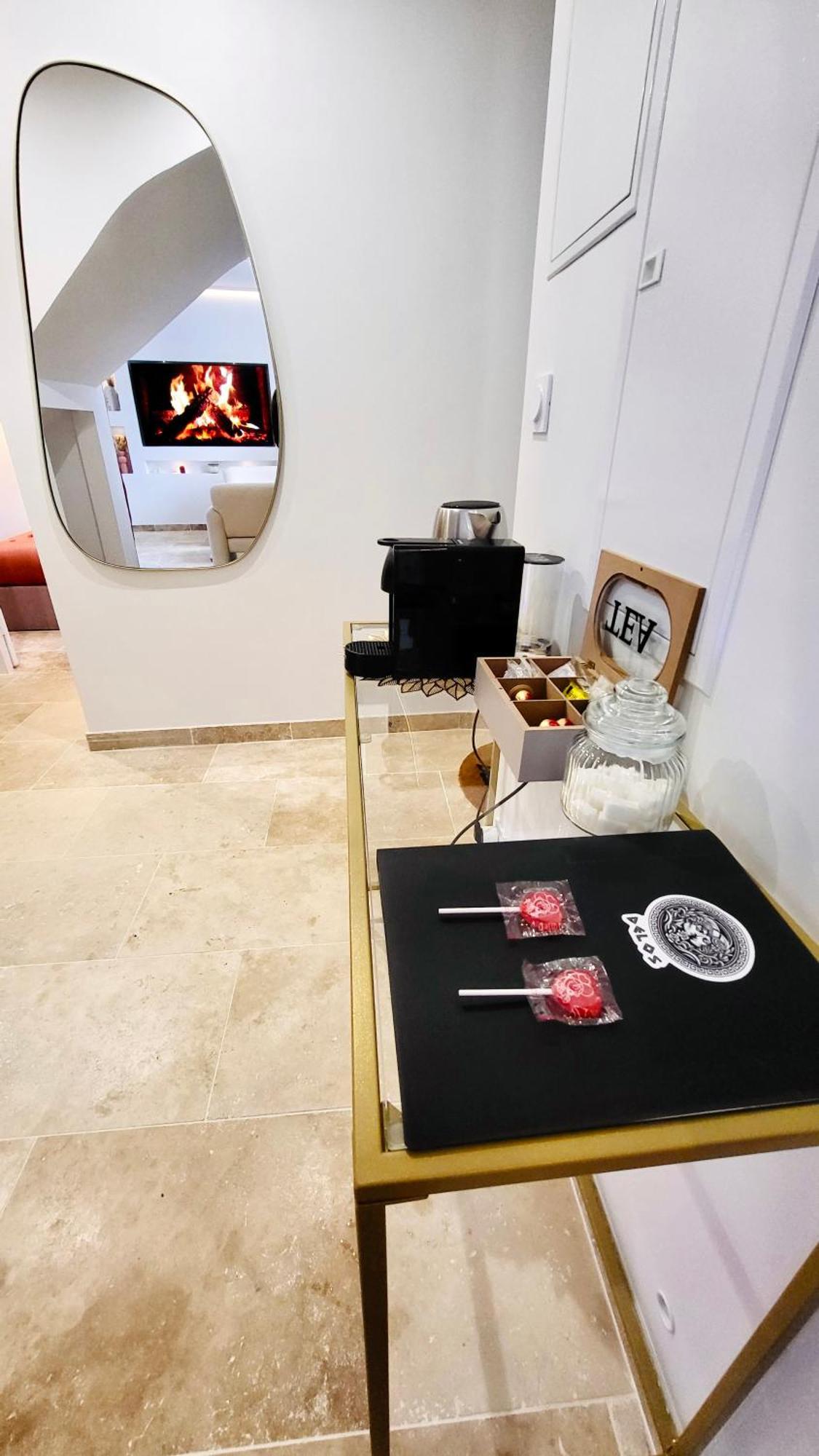 - La Suite Delos - Jacuzzi 2 Places - Centre Ville A Pied - Lit Queen Size - Parking Privee - Wifi - City Center Within Walking Distance - Quimper Bagian luar foto