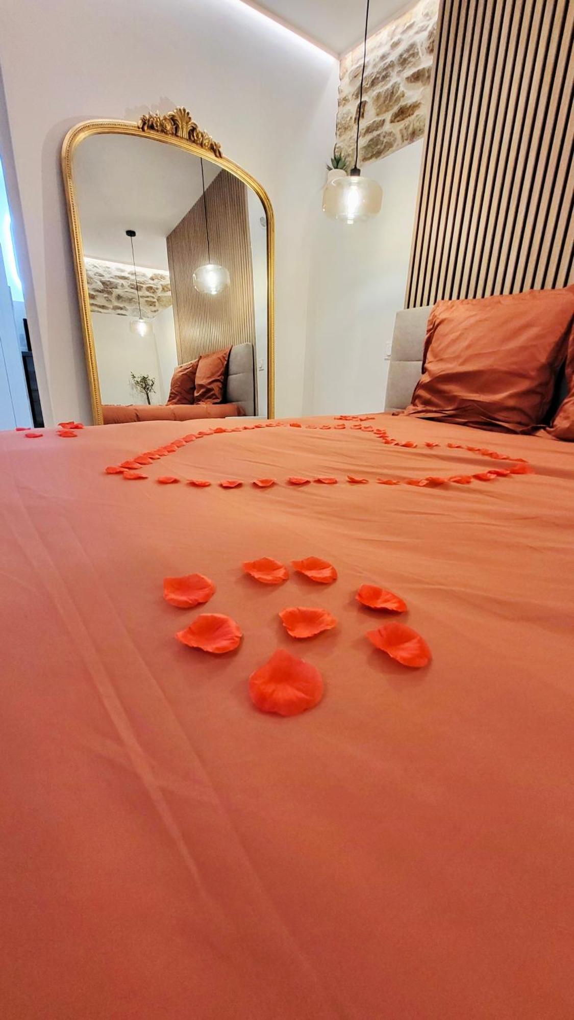 - La Suite Delos - Jacuzzi 2 Places - Centre Ville A Pied - Lit Queen Size - Parking Privee - Wifi - City Center Within Walking Distance - Quimper Bagian luar foto