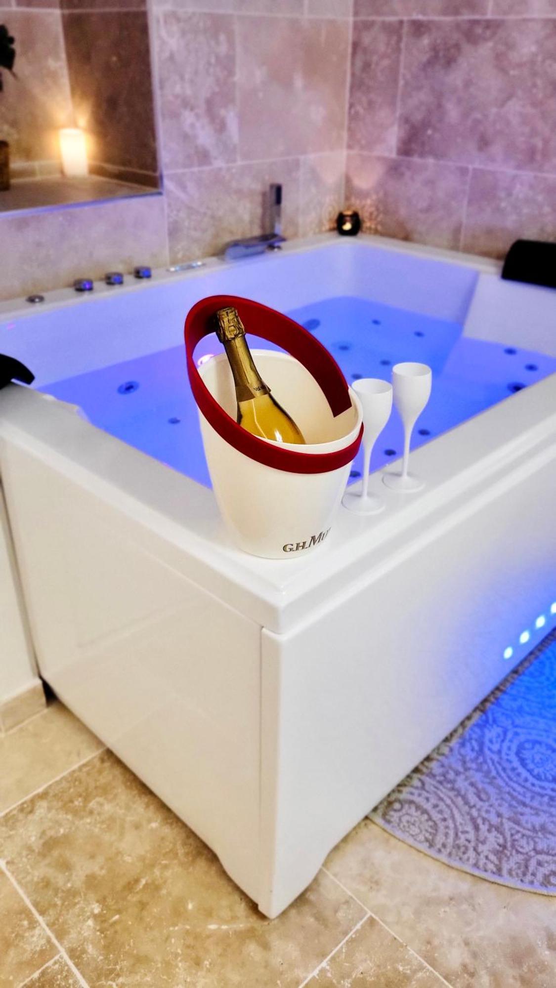 - La Suite Delos - Jacuzzi 2 Places - Centre Ville A Pied - Lit Queen Size - Parking Privee - Wifi - City Center Within Walking Distance - Quimper Bagian luar foto