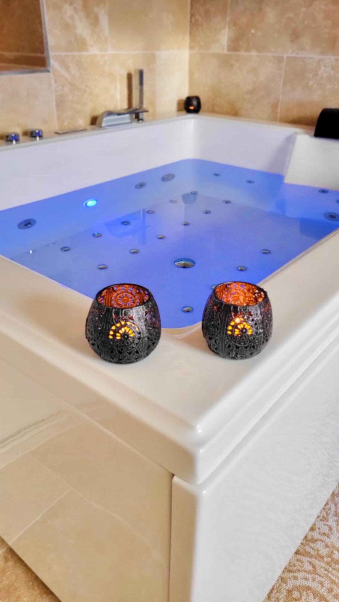 - La Suite Delos - Jacuzzi 2 Places - Centre Ville A Pied - Lit Queen Size - Parking Privee - Wifi - City Center Within Walking Distance - Quimper Bagian luar foto
