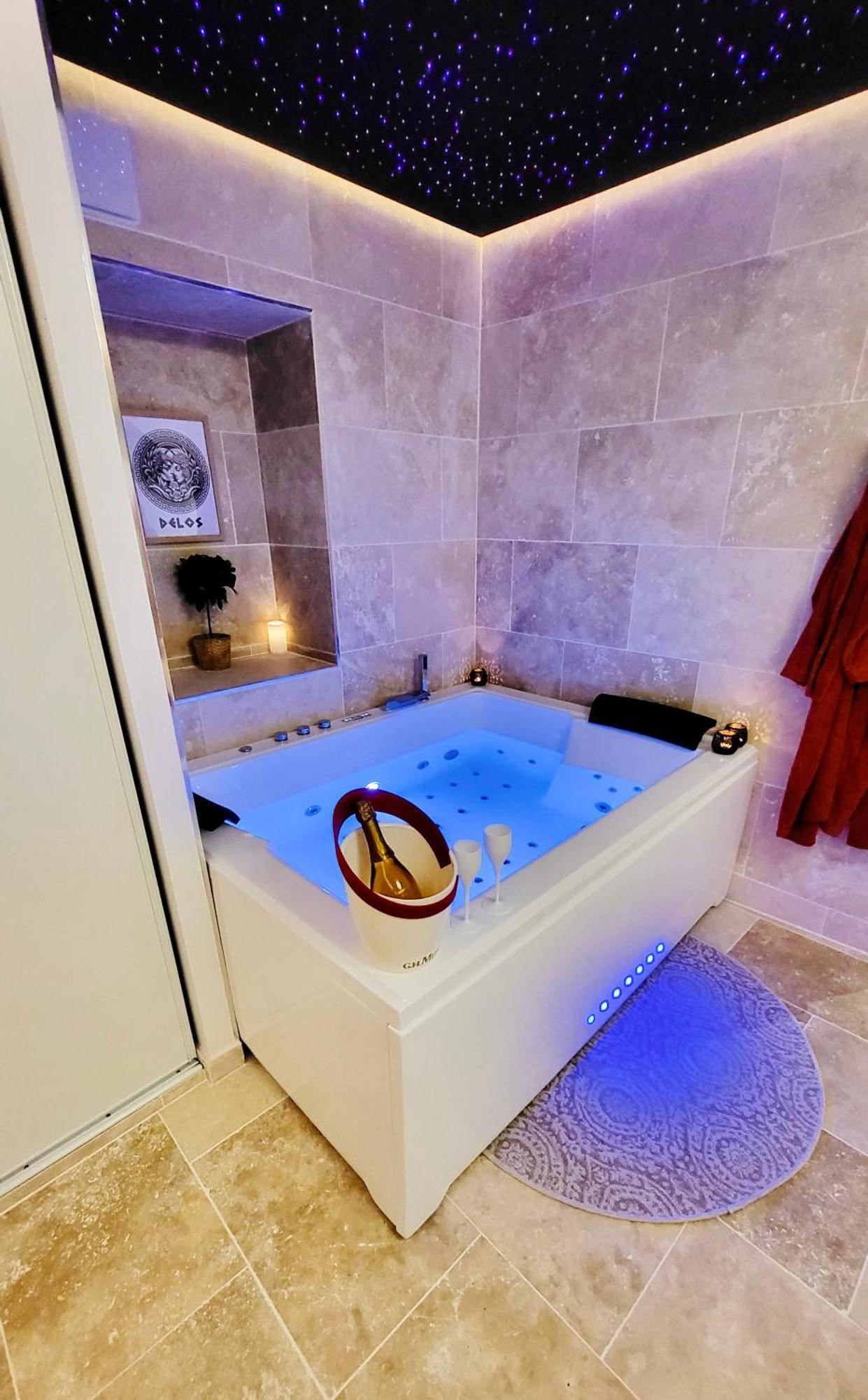 - La Suite Delos - Jacuzzi 2 Places - Centre Ville A Pied - Lit Queen Size - Parking Privee - Wifi - City Center Within Walking Distance - Quimper Bagian luar foto