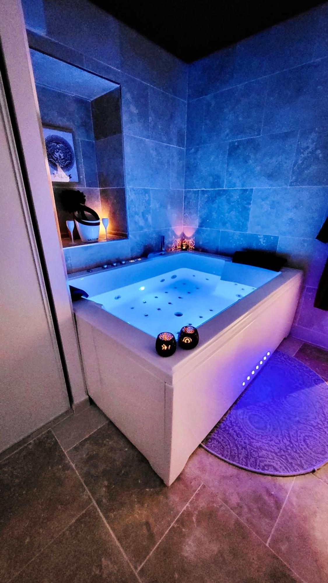 - La Suite Delos - Jacuzzi 2 Places - Centre Ville A Pied - Lit Queen Size - Parking Privee - Wifi - City Center Within Walking Distance - Quimper Bagian luar foto