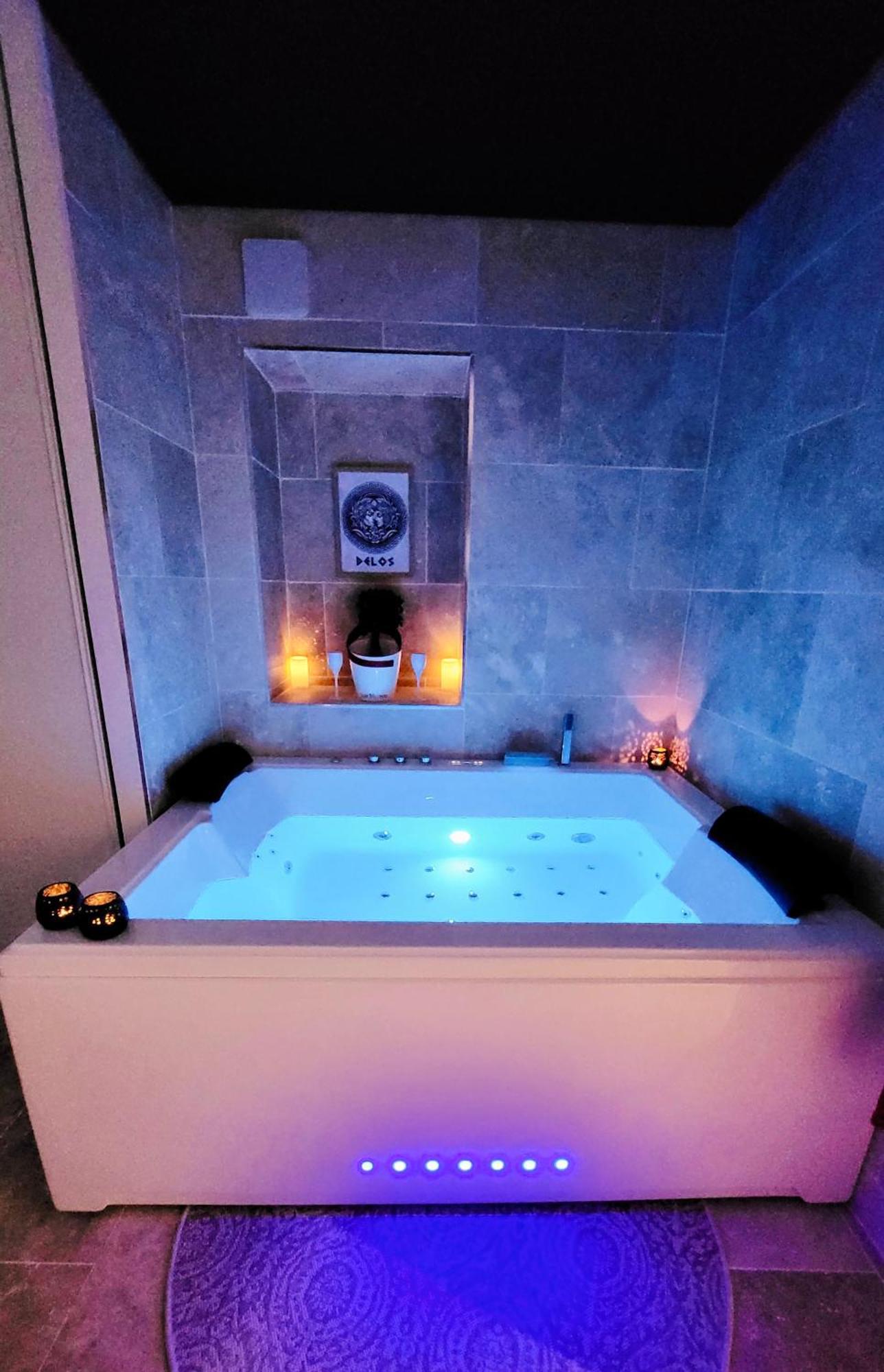 - La Suite Delos - Jacuzzi 2 Places - Centre Ville A Pied - Lit Queen Size - Parking Privee - Wifi - City Center Within Walking Distance - Quimper Bagian luar foto